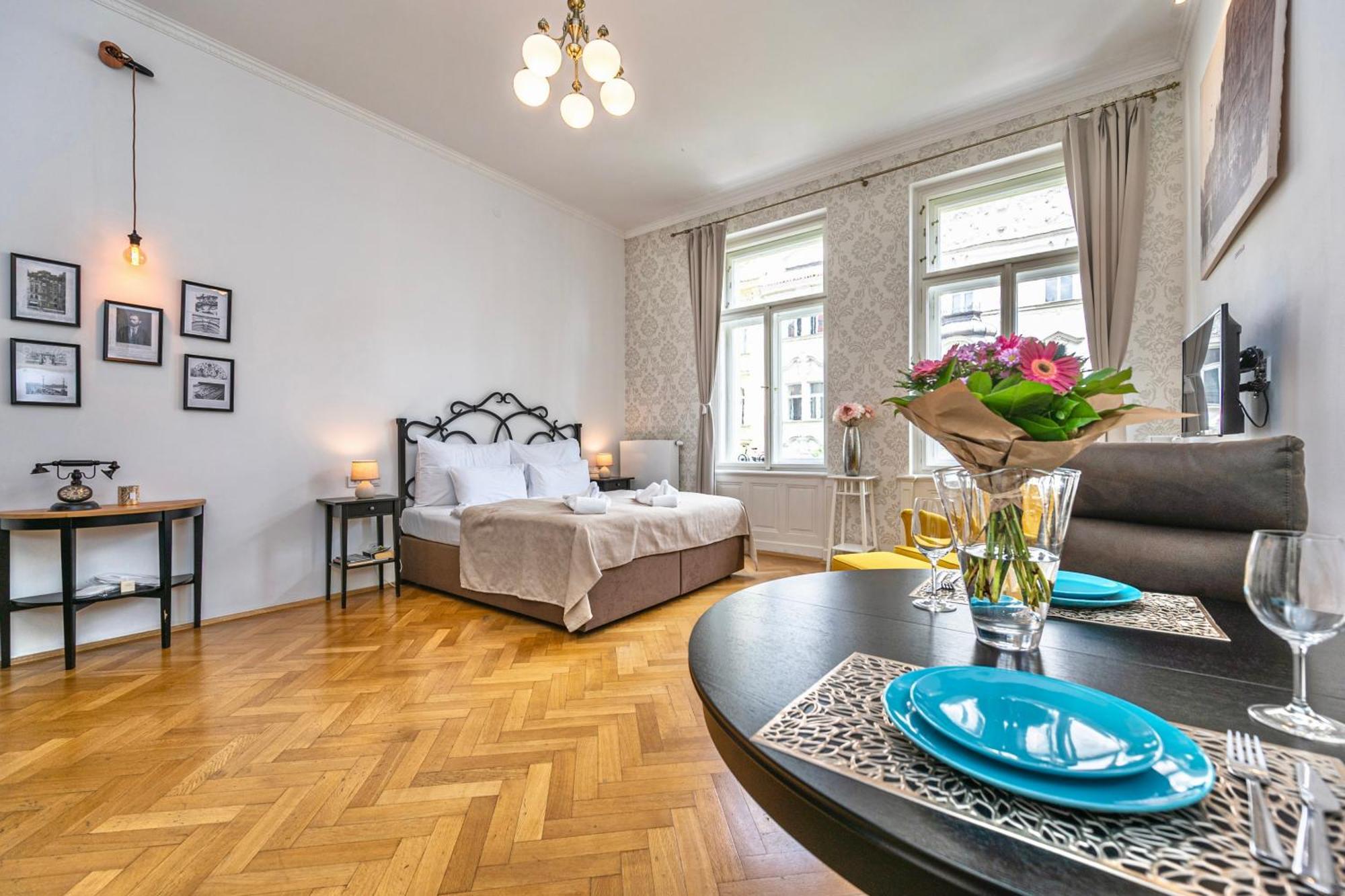 The Old Town Square & Parizska Apartments Praha Bagian luar foto